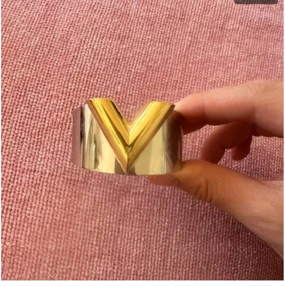 Louis Vuitton Essential V limited edition employee cuff bracelet - Picture 3 of 15